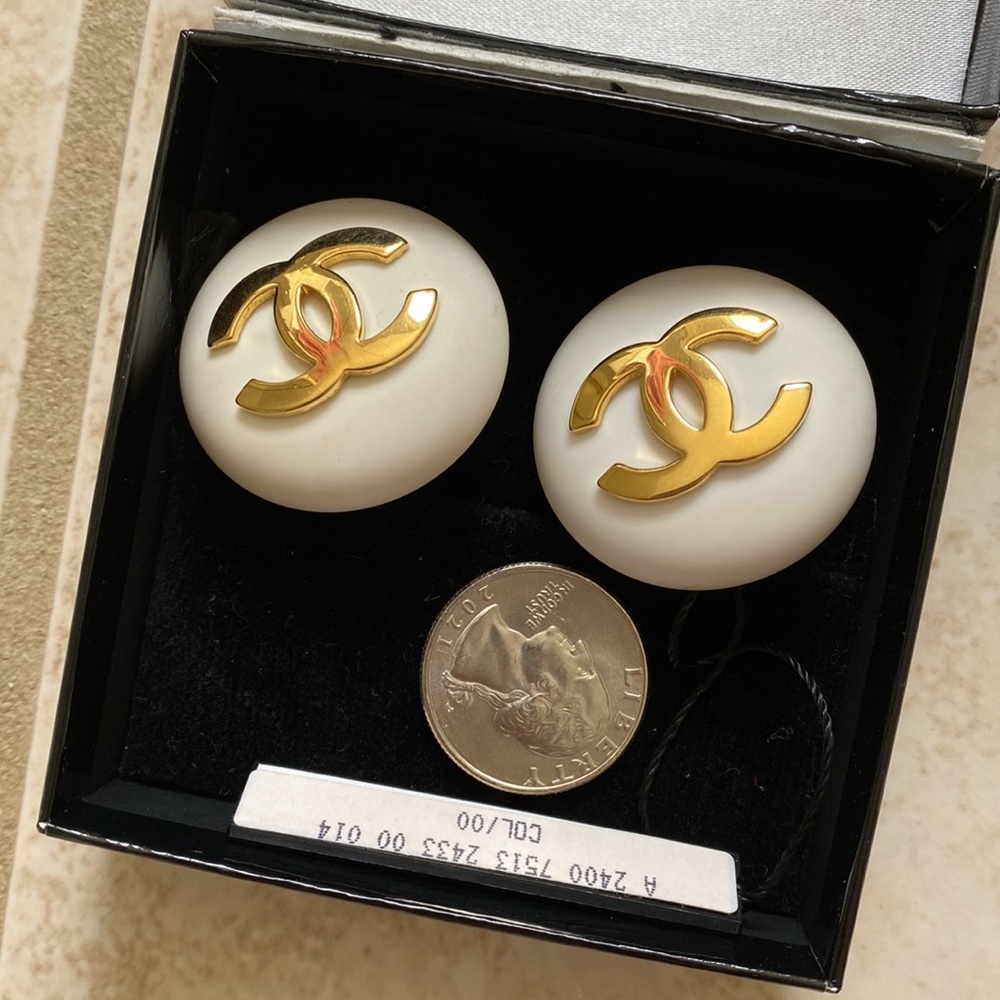 Vintage Chanel earrings - Picture 8 of 11
